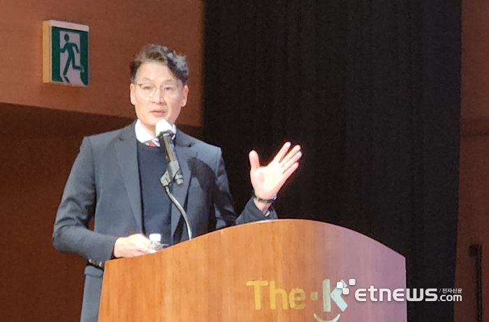 박정현 에스에프에이 그룹장이 16일 서울 여의도 한국교직원공제회관에서 열린 '테크 세미나'에서 발표하고 있다. (사진=이호길 기자)