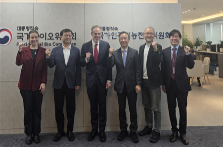 국가AI전략위원회가 5일 아마존과 만났다. 왼쪽 세번째부터 데이비드 자폴스키 아마존 글로벌 대외정책·법무 총괄 수석부회장, 임문영 국가AI전략위 부위원장, 박태웅 국가AI전략위 공공AX분과장 등 양측 관계자들이 사진촬영을 하고 있다. 위원회 제공