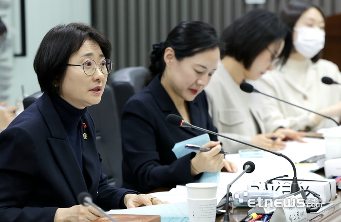 이스란 보건복지부 제1차관이 9일  2025년 제3차 중앙의료급여심의위원회를 주재하고 있다.