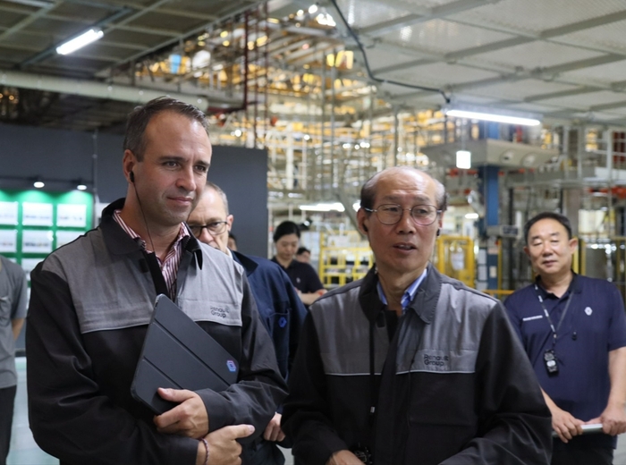 니콜라 파리 르노코리아 사장(왼쪽 첫번째)가 부산 공장을 찾아 오로라 프로젝트 생산 계획을 점검하고 있다.