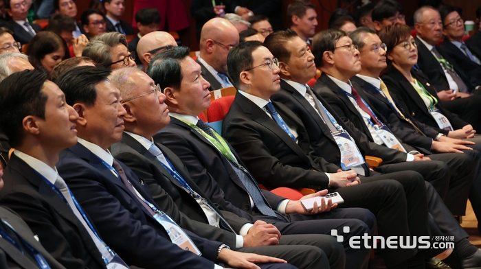 아시아태평양경제협력체(APEC) CEO 서밋이 29일 경북 경주시 경주예술의전당에서 열렸다. 왼쪽부터 정기선 HD현대 회장, 신동빈 롯데 회장, 정의선 현대자동차그룹 회장, 최 회장, 구광모 LG 회장, 장인화 포스코그룹 회장, 허태수 GS회장, 장인화 포스코그룹 회장.
대한상의 제공