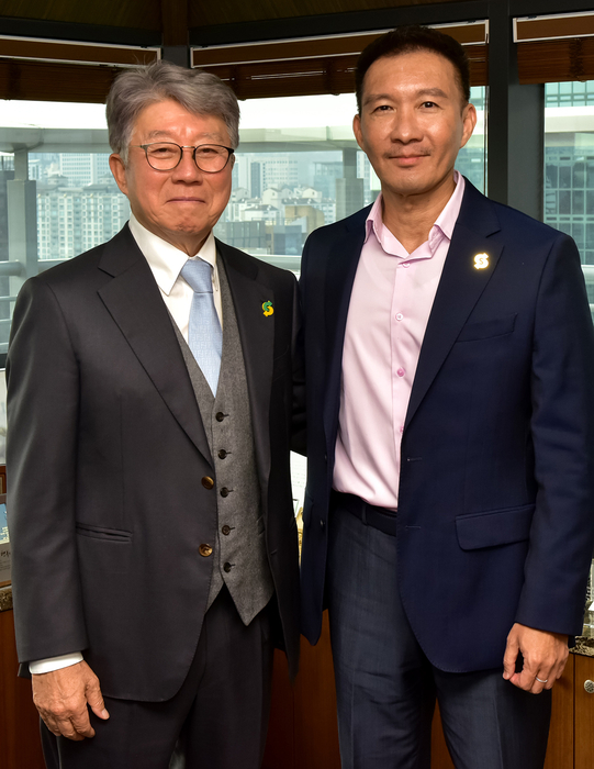 오광현 청오DPK 회장(왼쪽)과 조셉유 써브웨이 아시아태평양 지역 사장이 기념 촬영을 하고 있다.