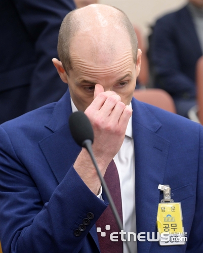 쿠팡 침해사고 및 개인정보 유출, 불공정 거래, 노동환경 실태 파악과 재발방지 대책 마련을 위한 청문회가 30일 서울 여의도 국회에서 열렸다. 해롤드 로저스 쿠팡 대표가 얼굴을 만지고 있다. 김민수기자 mskim@etnews.com