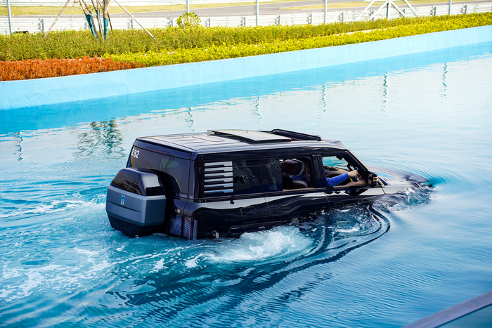 물에 떠서 움직이는 BYD 양왕 U8.