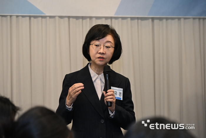 오유경 식품의약품안전처장이 11일 기자 간담회에서 질문에 답하고 있다.