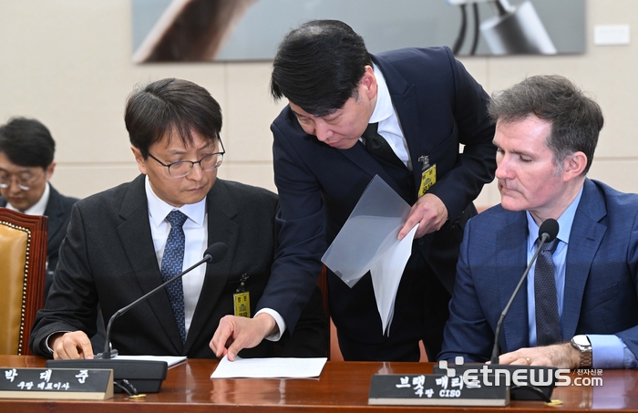 과학기술정보방송통신위원회의 쿠팡 개인정보 유출 사고 관련 현안질의가 2일 서울 여의도 국회에서 열렸다. 박대준 쿠팡 대표이사와 브랫 매티스 쿠팡 최고 정보 보호 책임자(CISO)가 회의 준비를 하고 있다. 김민수기자 mskim@etnews.com