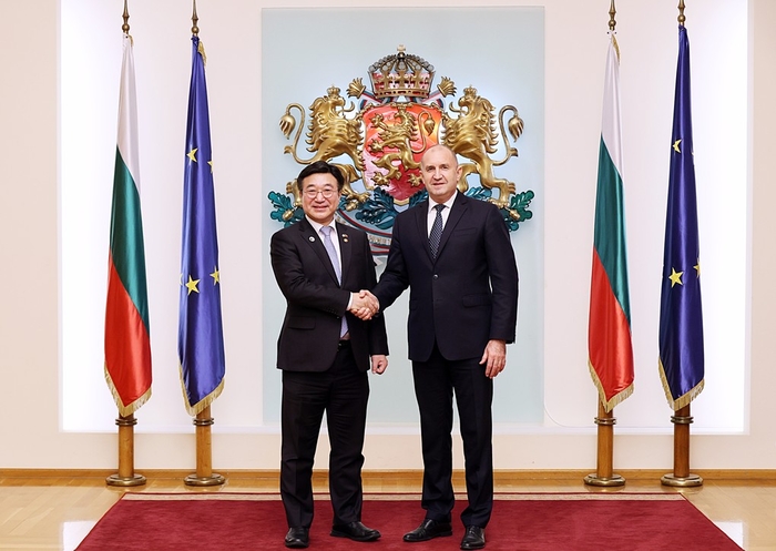 윤호중 행안부 장관(왼쪽)과 루멘 라데프 불가리아 대통령이 향후 AI 정부 등 다방면 협력을 약속하며 기념촬영 했다. 행안부 제공