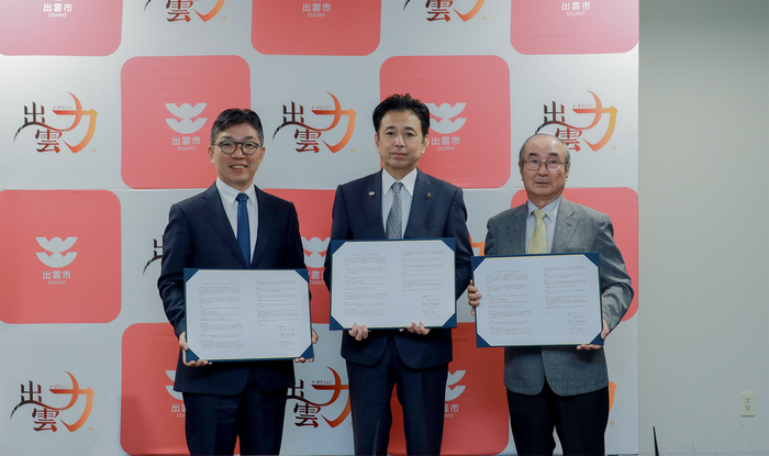 (왼쪽부터)김유원 네이버클라우드 대표, 이이즈카 토시유키 이즈모시장, 와타나베 에이지 사회복지법인 이즈모시 사회복지협의회 회장이 일본 이즈모시에 '클로바 케어콜'을 도입하기 위한 업무 협약을 체결하고 기념사진을 찍고 있다. [사진=네이버클라우드 제공]