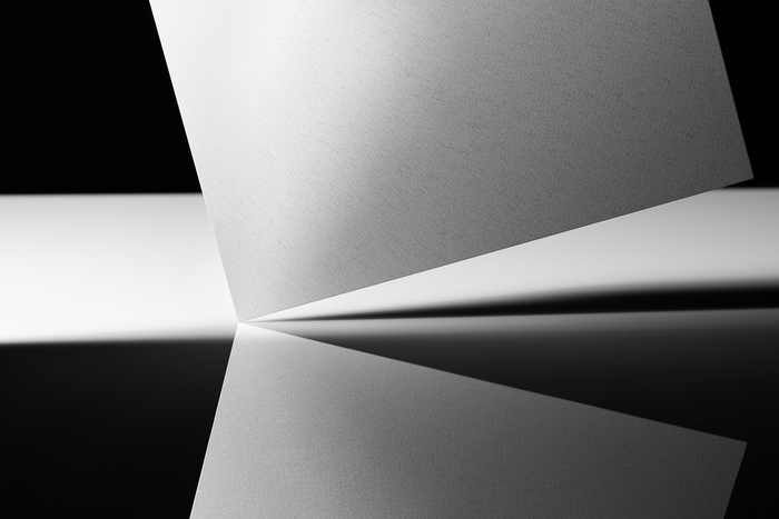 동국씨엠 '솔라셀 컬러강판' 제품사진. 컬러강판이 표면에 반사되는 모습을 연출했다. 동국홀딩스