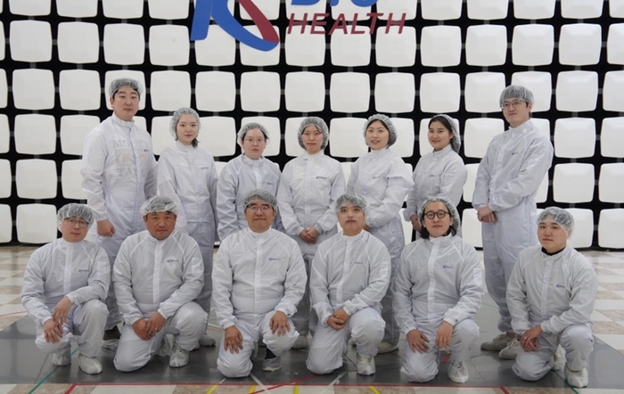 '아리랑 7호'의 전자파적합성(EMC) 시험 평가에 참여한 안전성평가팀.