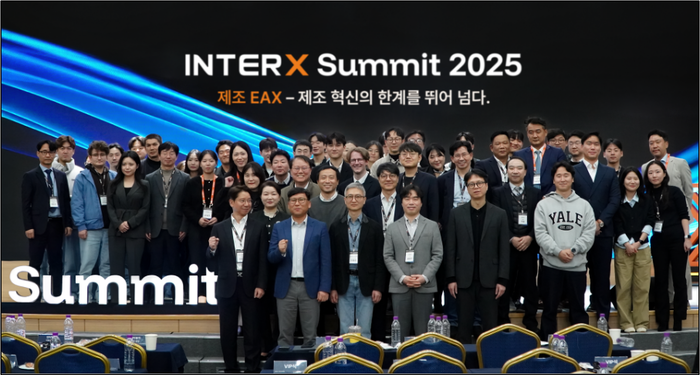 인터엑스 임직원들이 'INTERX Summit 2025[에서  기념촬영을 했다. 인터엑스는 성장한 조직 역량을 기반으로 내년 상장 준비에 속도를 내며 핵심 인력 영입을 적극 추진하고 있다.