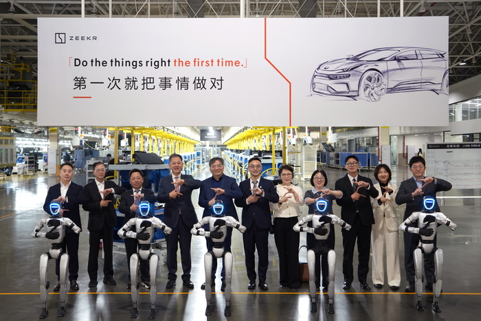 지커(Zeekr)가 한국에서 차량 판매 및 서비스를 담당할 파트너와 딜러 계약을 체결했다. 지커 인텔리전트 팩토리를 방문한 딜러 파트너 대표와 지커 관계자.