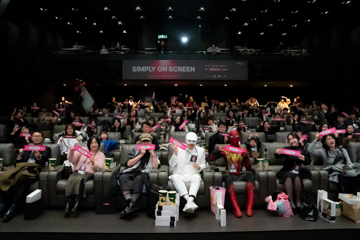 LG유플러스는 자사 크리에이터 육성 프로그램 '부스터스 시즌4' 활동을 통해 792건의 콘텐츠를 제작하고 누적 조회수 2천900만 회를 돌파하는 성과를 거뒀다고 23일 밝혔다. 사진은 지난 6일 진행한 부스터스 시즌4 어워즈에서 LG유플러스 관계자와 크리에이터들이 기념사진을 촬영하고 있는 모습.