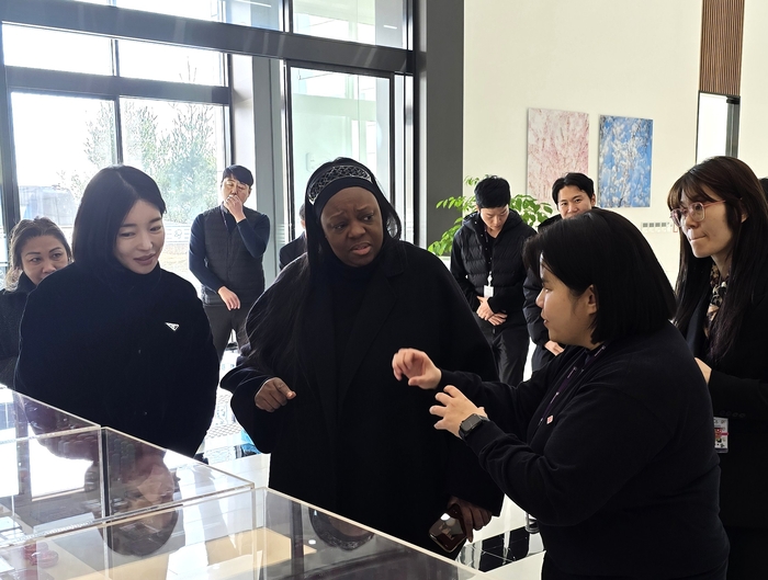 왼쪽부터 배수아 씨앤씨인터내셔널 대표, 팻 맥그라스.