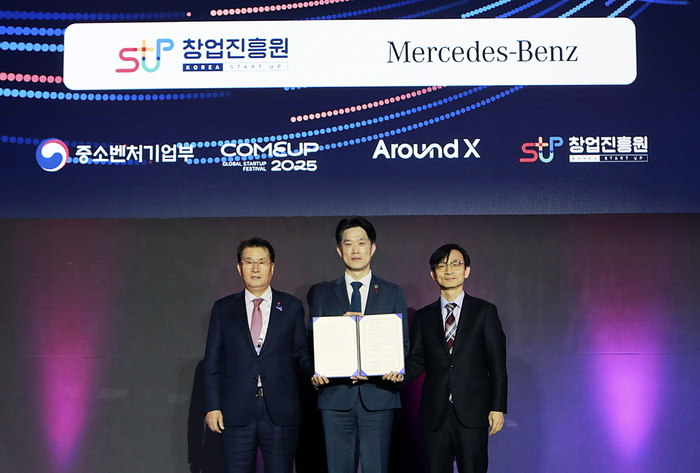 왼쪽부터 유종필 창업진흥원장, 노용석 중소벤처기업부 1차관, 김홍중 메르세데스-벤츠코리아 대외협력부 상무