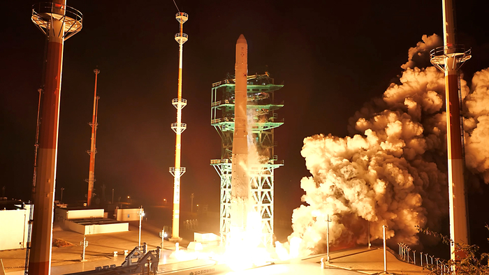 한국형발사체 누리호가 27일 새벽 전남 고흥군 나로우주센터에서 성공적으로 발사됐다. 이번 누리호 4차 발사에는 무게 516㎏ 주탑재위성 '차세대중형위성 3호'와 부탑재위성 12기 등 총 13기 위성이 실렸다. 〈항우연 영상 캡쳐〉