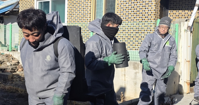 영풍 석포제련소 관계자들이 석포면 난방 취약가구에 연탄을 배달하고 있다. 영풍