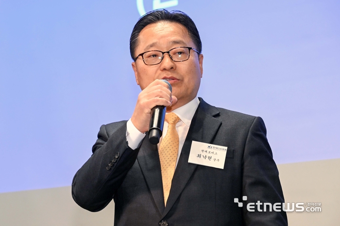 한국정보산업연합회와 CIO포럼, 전자신문이 공동 주관한 '2025년 CIO의 밤 및 올해의 CIO상 시상식'이 9일 서울 중구 더플라자호텔에서 열렸다. 대상을 수상한 최낙현 현대모비스 상무가 수상소감을 발표하고 있다. 김민수기자 mskim@etnews.com