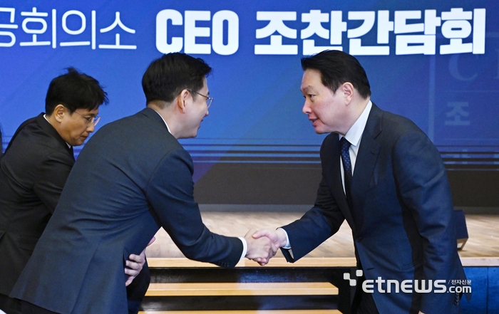 배경훈 부총리 겸 과학기술정보통신부 장관 초청 대한상공회의소 CEO 조찬간담회가 18일 서울 중구 대한상의에서 열렸다. 배 부총리(왼쪽)와 최태원 대한상의 회장이 악수하고 있다.  이동근기자 foto@etnews.com