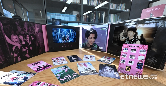 두드론이 개발한 '메타앨범'. 메타앨범 시제품을 블랙핑크(왼쪽)와 엑소(오른쪽)의 앨범으로 구현했다.  이동근기자 foto@etnews.com