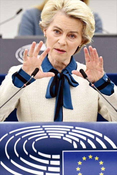 우르줄라 폰데어라이엔 유럽연합(EU) 집행위원장이 3월 벨기에 브뤼셀에서 열린 유럽 자동차 산업 미래에 대한 전략적 대화 일환으로 유럽 자동차 업계와 회의를 마친뒤 연설하고 있다.