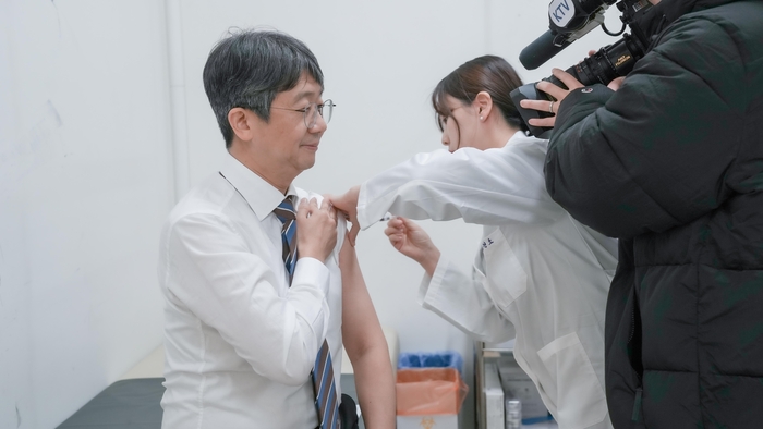 임승관 질병관리청장이 2일 충북 청주시 흥덕보건소에서 인플루엔자 백신을 접종하고 있다.