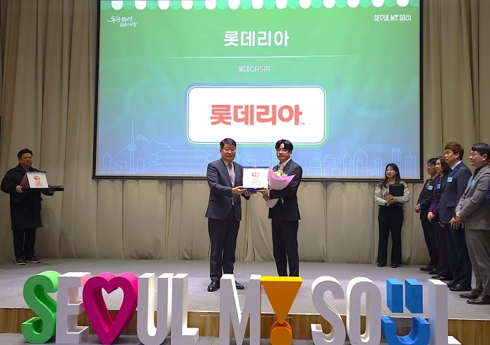 지난 15일 서울시 신청사 대회의실에서 열린 서울형 상생 프랜차이즈 시상식에서 이장근 롯데GRS 경영전략부문 부문장(오른쪽)이 김태균 서울시 행정1 부시장과 기념 촬영하고 있다.