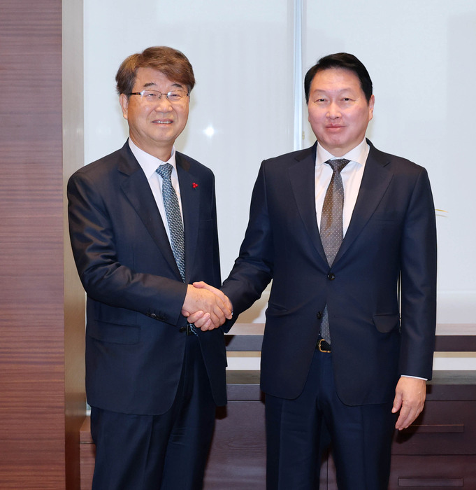 최태원 대한상의 회장(오른쪽)과 김지형 경제사회노동위원회 신임 위원장이 16일 서울 대한상의에서 만났다.