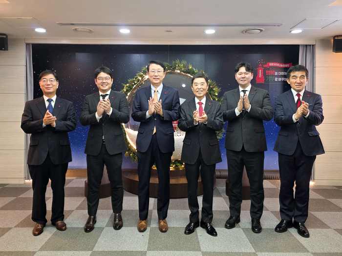 (왼쪽부터) 제현웅 삼성글로벌리서치 부사장, 서준영 삼성전자 노사협의회 사원대표, 장석훈 삼성사회공헌업무총괄 사장, 김병준 사회복지공동모금회 회장, 박종찬 삼성전자 노사협의회 사원대표, 황인식 사회복지공동모금회 사무총장