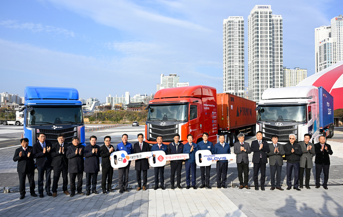 (왼쪽 9번째부터) 김두겸 울산광역시장, 권순근 롯데글로벌로지스 TLS사업본부장, 안효대 울산광역시 경제부시장, 김동욱현대자동차 전략기획실장  부사장, 조삼현 현대글로비스 SCM사업부장 등 주요 관계자가 울산 태화강 국가정원 남구둔치에서 진행된 '수소전기 트랙터 실증 사업 차량 인도식'에 참석했다.