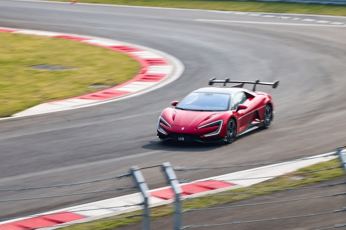 트랙을 달리는 BYD 양왕 U9.〈사진=BYD공동취재단〉