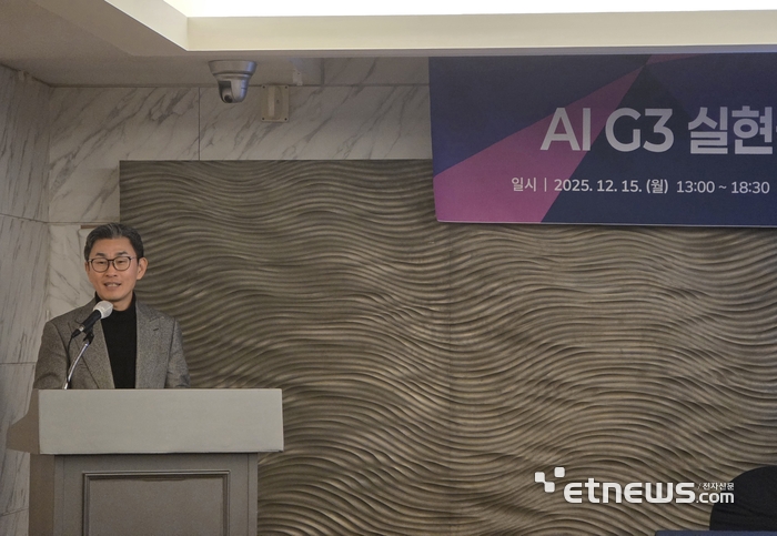 최경진 한국인공지능법학회 회장(가천대 교수)이 15일 서울 강남구 베스트웨스턴 프리미어에서 열린 '2025 하반기 정기학술대회'에서 AI기본법 개정방향에 대해 설명하고 있다. ⓒ박종진기자