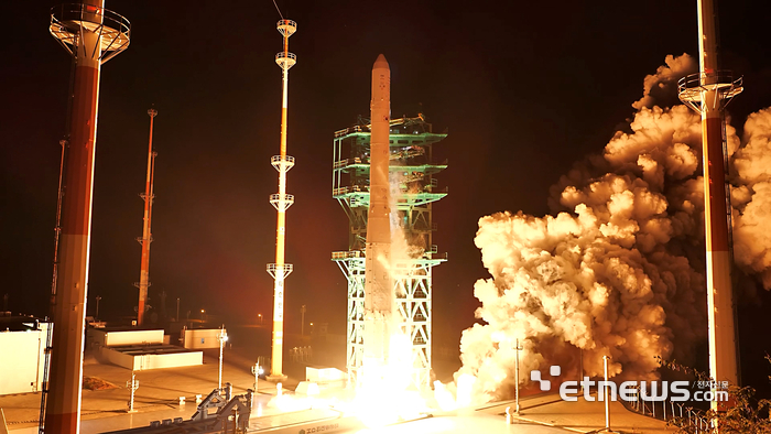 한국형발사체 누리호가 27일 새벽 전남 고흥군 나로우주센터에서 성공적으로 발사됐다. 이번 누리호 4차 발사에는 무게 516㎏ 주탑재위성 '차세대중형위성 3호'와 부탑재위성 12기 등 총 13기 위성이 실렸다. 〈항우연 영상 캡쳐〉