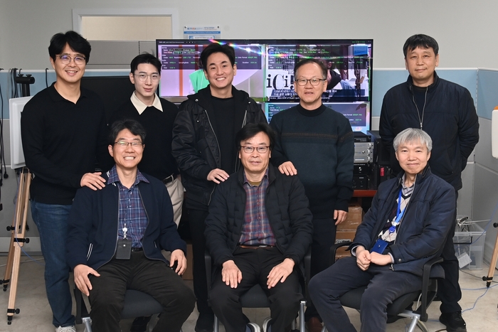 우리 지상파방송 전송기술의 브라질 채택 성과를 이끌어낸 ETRI 연구진. 두번째줄 왼쪽부터 시계방향으로 엄중선 기술총괄, 안성준 선임연구원, 권선형 책임연구원, 양규태 책임연구원, 박성익 책임연구원, 최동준 책임연구원, 허남호 책임연구원, 서재현 미디어방송연구실장.