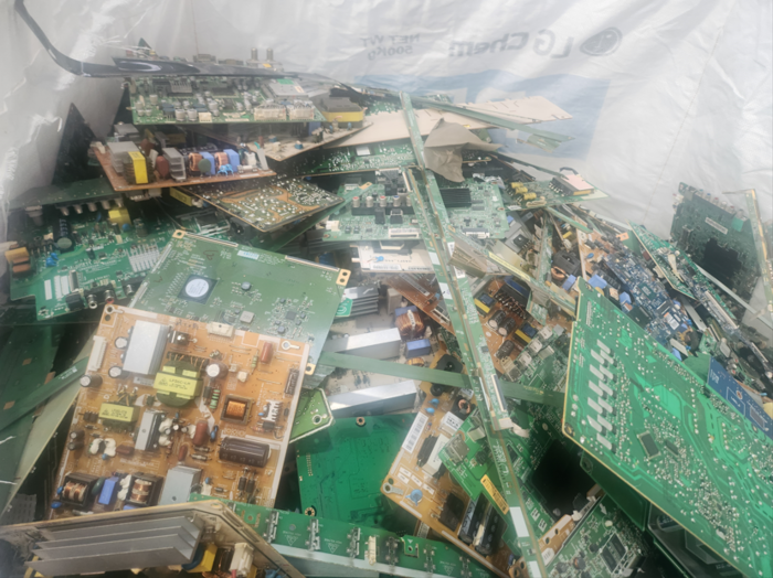 환경부가 인쇄회로기판(PCB) 핵심광물 추출 등 '순환경제 분야 기획형 규제샌드박스' 과제를 선정하고 7일부터 내달 6일까지 30일간 규제특례를 부여한다. 사진 출처 : 환경부