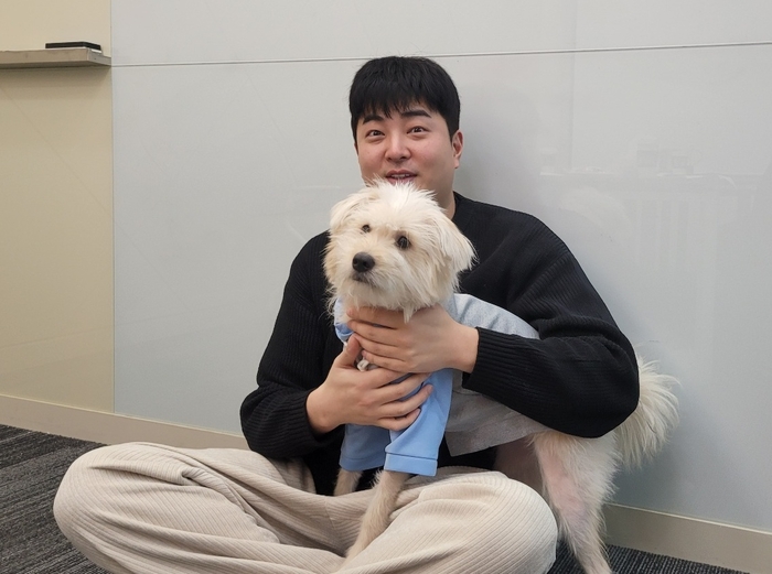 펫바이탈랩은 회사에 반려견이 함께 출근한다. 김문수 대표와 옥분.