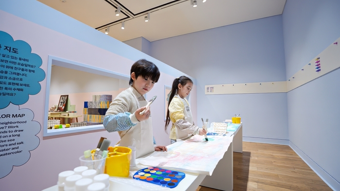 경기도 성남시 현대백화점 판교점 5층 현대어린이책미술관에서 어린이들이 본인이 살고있는 동네를 그려보는 '수채화 지도' 체험을 하고 있다.