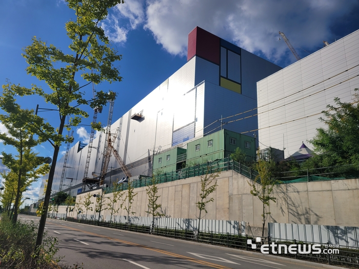 10월 8일 촬영한 삼성전자 평택 4공장(P4) 모습. 외관 공사가 마무리 되고 일부 장비 반입을 위한 통로가 확인됐다.