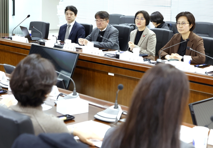 (뒷줄 왼쪽 세 번째부터)이스란 보건복지부 제1차관과 임을기 복지부 노인정책관이 17일 제5차 치매관리종합계획 수립 관련 전문가 간담회에 참석했다.(사진=보건복지부)