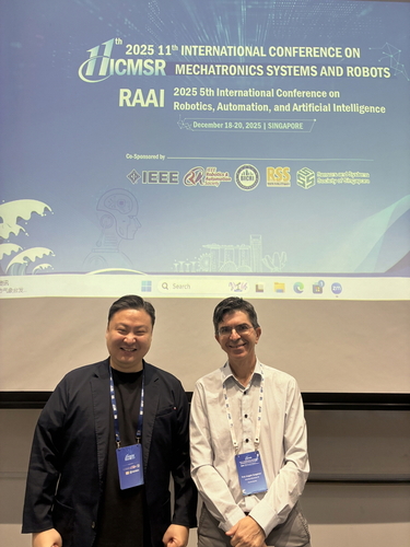 최준호 형지엘리트 대표(왼쪽)와 안젤로 칸젤로시 맨체스터 로봇·인공지능센터 공동 창립자