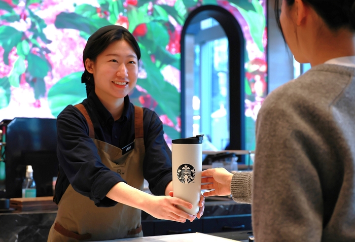 스타벅스 코리아는 매장에서 사용된 개인 다회용컵 이용 건수가 지난 18년간 누적으로 2억건을 넘어섰다고 밝혔다.