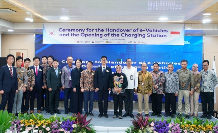 함주연 한국산업기술진흥원(KIAT) 아세안사무소장(왼쪽 9번째부터), 박수덕 주인도네시아대한민국 대사대리, 진종욱 한국자동차연구원 원장, 이에니야 리스티아니 데위 인니 에너지광물자원부 신재생에너지·에너지전환총국장.