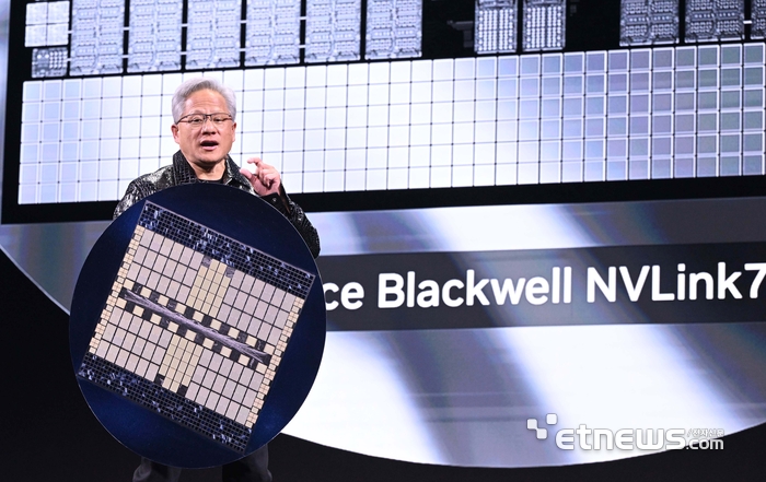 젠슨 황 엔비디아 최고경영자(CEO)가 6일(현지시간) 미국 라스베이거스 만달레이베이 컨벤션센터 미켈로브 울트라 아레나에서 CES 2025 기조연설을 하고 있다.  라스베이거스=박지호기자 jihopress@etnews.com