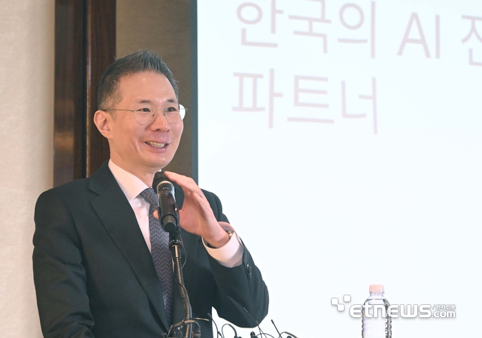 오픈AI코리아 기자간담회가 4일 서울 중구 웨스틴조선호텔에서 열렸다. 김경훈 오픈AI 코리아 총괄 대표가 “한국의 AX(AI 전환) 파트너가 되겠다”고 발표하고 있다. 박지호기자 jihopress@etnews.com