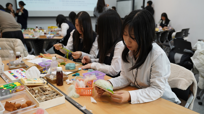 GS칼텍스 예울마루 워크숍에서 학생들이 미술 활동을 통해 '나만의 섬'을 표현하고 있다. [자료:GS칼텍스]