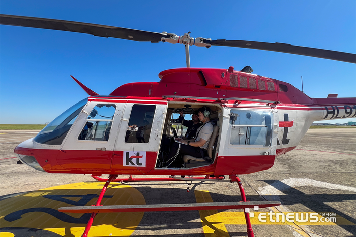 KT 관계자들이 지난 9월 고성능 렌즈 안테나를 활용한 수퍼셀 기술 필드 테스트를  진행하고 있다.