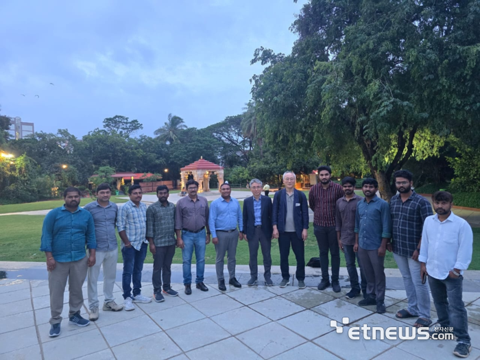 로오딘 인도 Lab R&D 인력들과 오형윤 대표(왼쪽 일곱번째), 강상복 부사장(왼쪽 여덟번째)이 기념촬영했다.