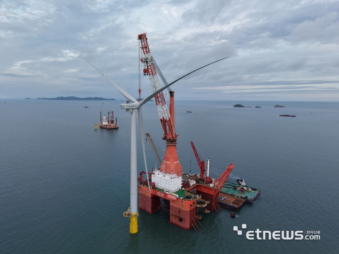 한산 1호 해상풍력발전기 설치공사 장면.
