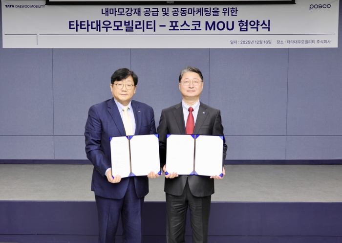 박희석 포스코 자동차강판 마케팅 실장(왼쪽)과 김태성 타타대우모빌리티 사장