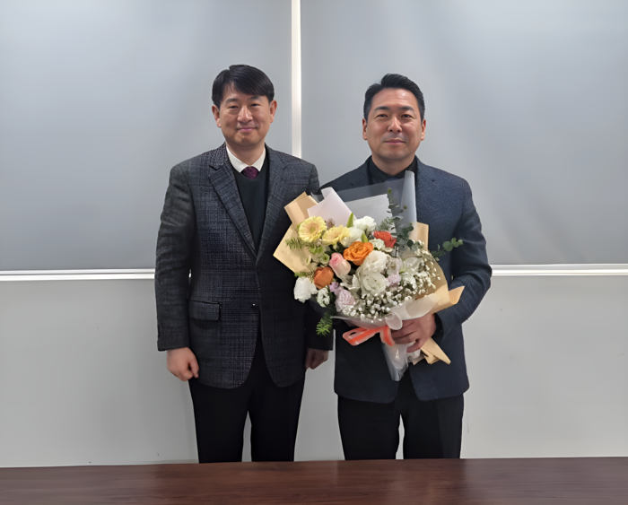 (왼쪽)백기용 재능고등학교 교장과 김현춘 씨온테크 대표가 기념 촬영을 하고 있다.